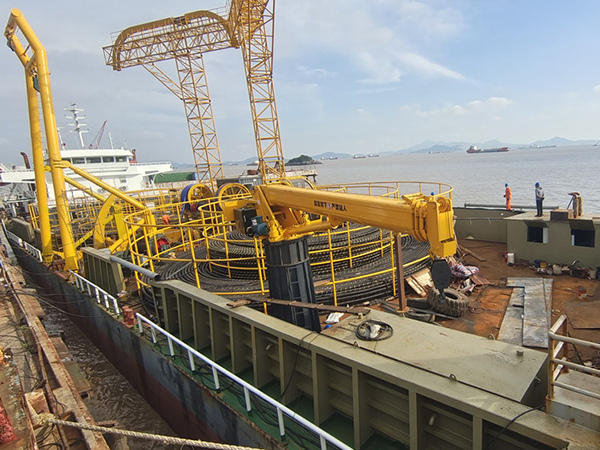 山東青島船用起重機公司船用起重機適應海上環(huán)境