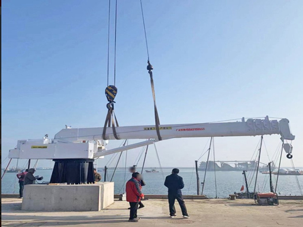 福建廈門船用起重機(jī)公司船用起重機(jī)安全穩(wěn)固