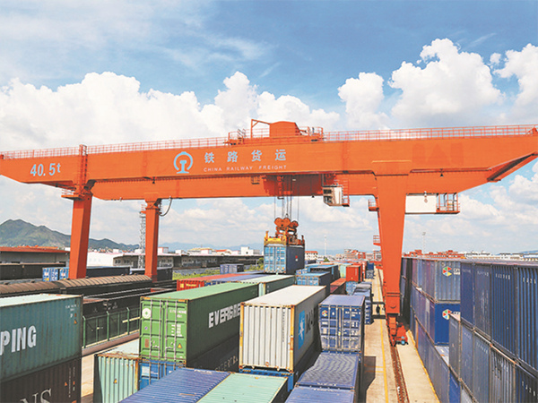 重慶集裝箱門式起重機(jī)廠家集裝箱門式起重機(jī)適應(yīng)性強(qiáng)