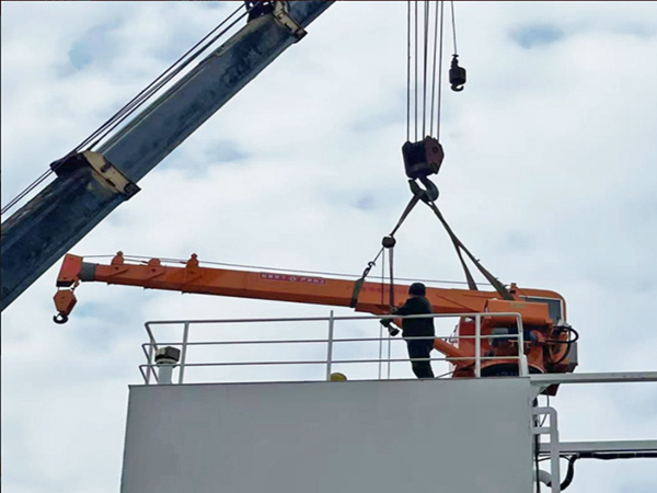 江蘇江陰船用起重機公司船用起重機作業范圍大