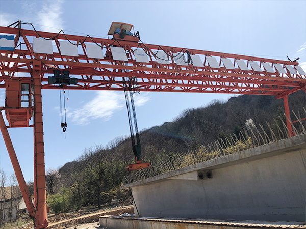 遼寧葫蘆島龍門吊出租廠家 10噸鋼筋棚龍門吊跨