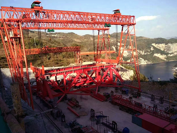 江西新余龍門吊廠家夏季作業(yè)注意事項(xiàng)