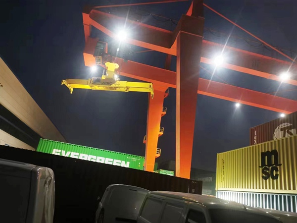 河北保定集裝箱起重機(jī)廠家耐心聆聽客戶的需求